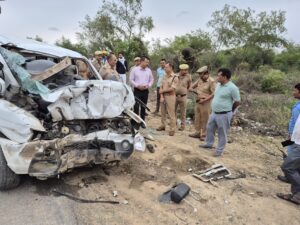एनएच-27 पर भीषण सड़क हादसा, टवेरा कार ट्रक में घुसी, 7 की मौत, कई गंभीर घायल